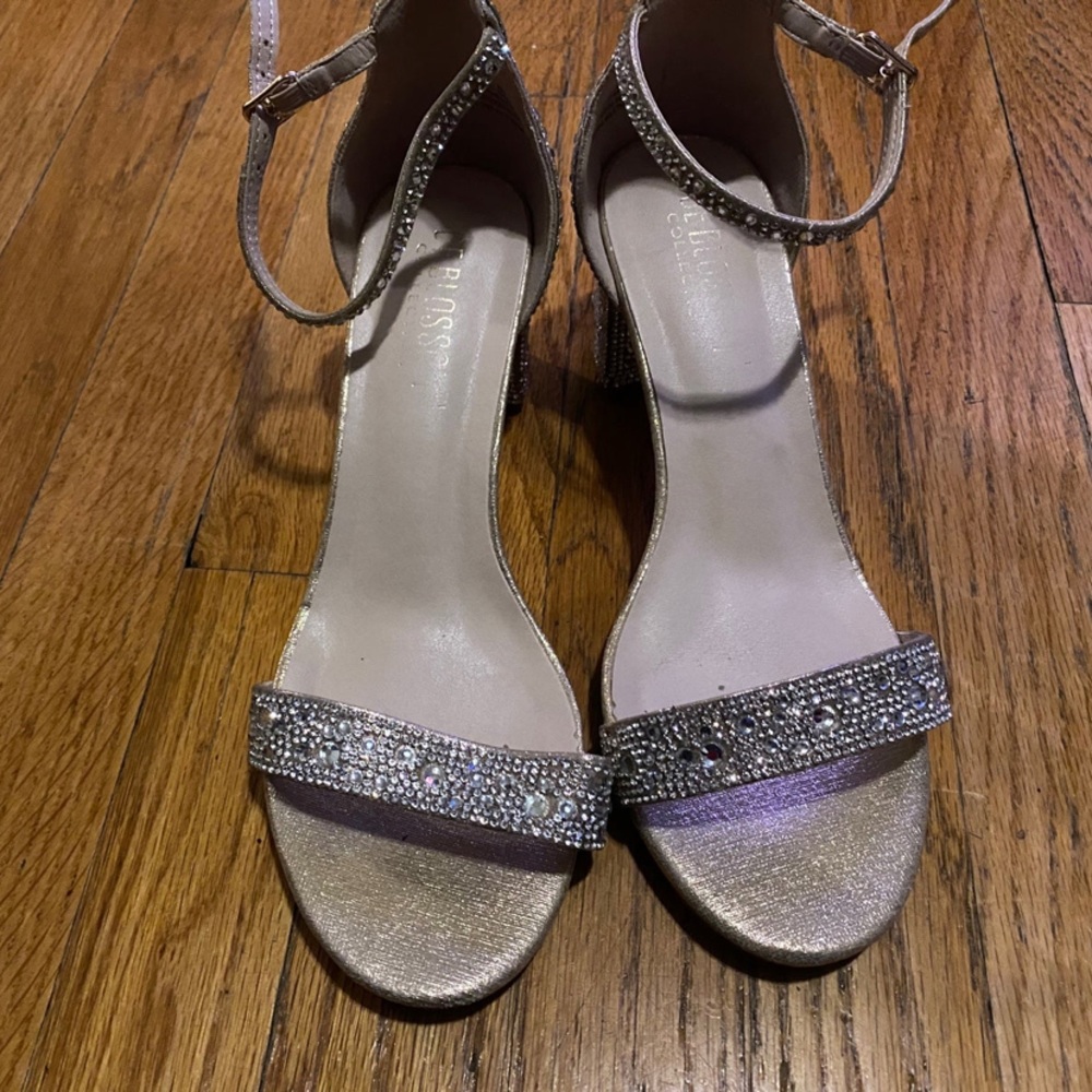 De Blossom Collection Heels Champagnes. Size 8W in women.